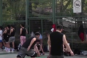 秃顶男好冲！徐家汇公园篮球场 有对抗的地方就容易产生冲突矛盾