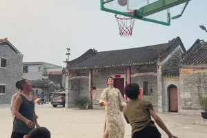 没一个男士比她高！俄罗斯小姐姐在村里打篮球轻松突破过人