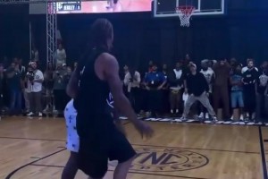首次前NBA球员单挑直播 比斯利单挑拿捏师弟！全明星也模仿？