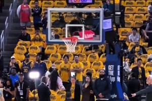 金州拉文上线了！慢镜头看库里此前赛前表演扣篮！