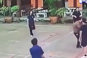 副校长：按计划行事！这位校长太背！短短20秒在球场受3次暴击