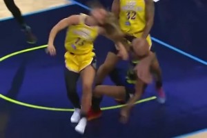 抓发摔！女篮这身体对抗对比NBA，有过之而无不及