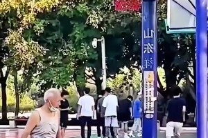 哟呵，这个20多岁的程序员球技不错啊