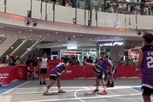 美女裁判吹罚果断，专治野球场各种坏习惯！