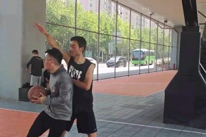 这兄弟真的是一次球都没运，如此丝滑的到了篮下……