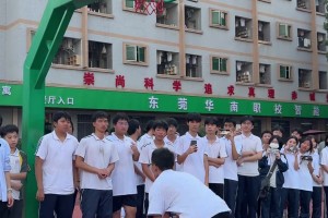 把书给我要回家！弹簧人每天都要写数学题 偶尔抽时间打打球