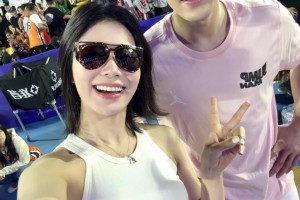 美女网红小谢参加辽源篮球活动晒和郭艾伦合影~