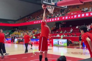 惊人热身方式全球独一份！2米26女巨人张子宇竟如此离谱热身