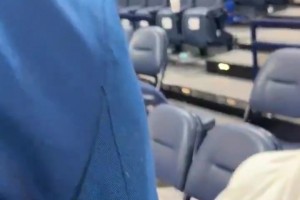 拿了40分累死了！杰伦威赛后毛巾盖头，直接瘫坐在椅子上