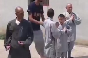 这柔韧性真可以啊！文班亚马在少林寺练功，比其他人都高N个头！