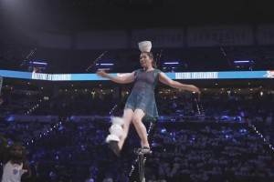 NBA中场秀的GOAT！山西大妈独轮车顶碗完美表演引全场欢呼