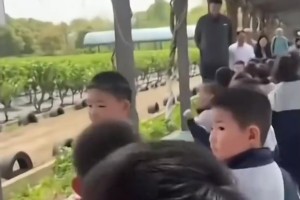 姚明的父亲也这么高！孩子们春游，路上遇到姚明一家