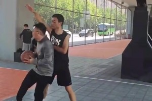 一下球都没运，从罚球线直接顶到三秒区上篮了