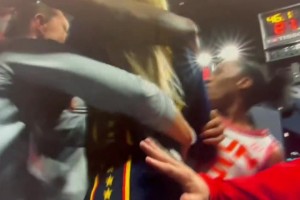 WNBA的妹子们打起架来，也是非常凶狠！各种揪头发！