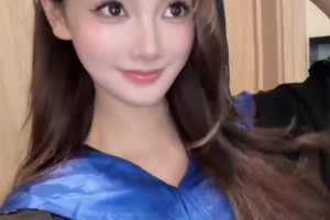 这风格也不错！金佳悦：我同意毕业典礼画浓妆