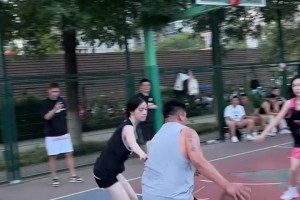 打篮球的女生真粘人啊，好希望一个这样的妹子防我