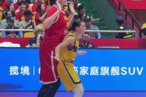 中国女篮张子宇济南赛场首秀，2米26身高的她与防守队员对比悬殊