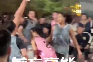 女生打篮球本想突破，没想到被一堵“人墙”撞飞