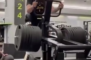 看来是下了决心减肥的！东契奇蹲腿能蹲这么大重量？