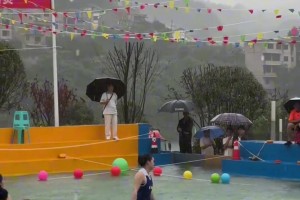 在贵州体验过了雨球 姑妈篮球 这次来体验一下水上篮球！