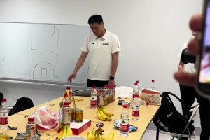 不要哭 来年再战！华大主教练周鲁南更衣室发言动情流泪~