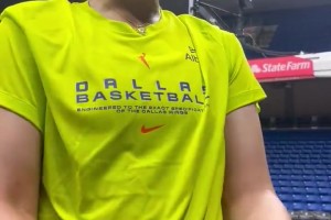 李月汝也太可爱了！在接受采访时声色并茂、摇头卖萌！