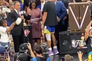 一晃三年了！22年是一个属于勇士的夏天！回顾库里领取FMVP奖杯！