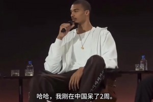 文班亚马回美国后和詹姆斯在纽约一起参加活动...
