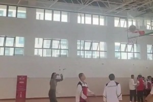 这样的班主任谁看了不迷糊！随手一投引来学生尖叫不断！