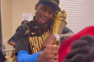 老大哥的祝福！保罗视屏通话祝贺亚历山大夺冠夺FMVP