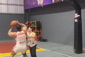 教练：对方控卫50多！队员：什么50多？ 教练：臂围！！！