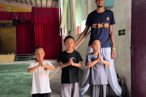 少林寺童子功震惊文班！小孩哥半年后：不知我师弟NBA打怎样了