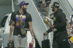 卡鲁索戴着戒指帮兄弟们弥补了2020年冠军游行的遗憾