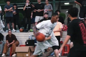 明知道他只会右手运球，但就是防不住...