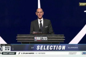 快船选中大龄中锋！30顺位尼德豪泽上前握手合影