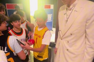 杨瀚森在选秀结束后被迷弟团团包围 小球迷们一脸兴奋地和他自拍