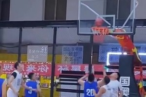 该夸他能抢板呢，还是骂他投篮铁？
