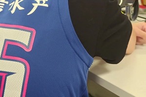 当杨瀚森被首轮16顺位被选中时，一铁粉直接喜极而泣！