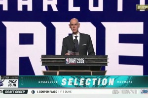 搭档三球！弗拉格队友克尼佩尔第四顺位被黄蜂选中同萧华握手合影