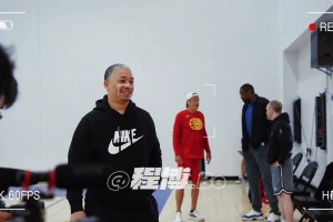 此前快船总经理观看杨瀚森试训 卢指导主动上前握手
