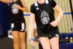 博伊尔斯的女友Chloe Kitts 篮球场上也是一员猛将