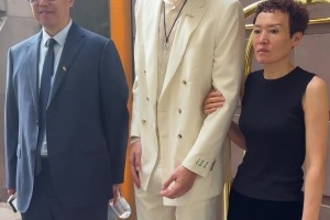 选秀大会堪比高考查分！杨瀚森父母也来到了纽约为儿子助阵