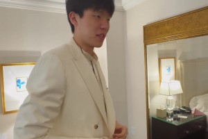 16顺位被开拓者选中了！杨瀚森一身白色帅气正装前往选秀现场