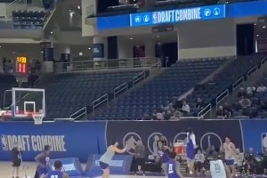 这意识不错！杨瀚森联合试训半场对抗，挡拆后顺下迎着两人暴扣！