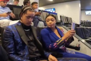 30顺位新秀本来都到看台休息了 结果被通知要被选上一路小跑