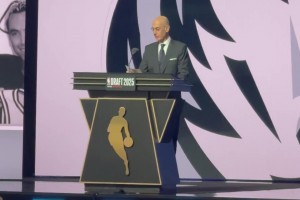 感受现场热烈氛围！弗拉格当选状元现场版！欢呼和掌声巨大！