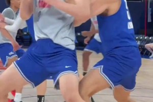 期待新赛季！杨瀚森和约基奇的混剪对比 简直是一模一样的动作啊