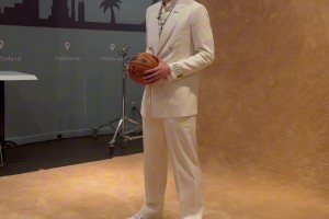 定妆照look！杨瀚森一身白色西装帅气亮相定妆照拍摄现场