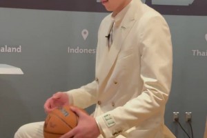 首轮秀！杨瀚森被选中后拍摄定妆照，帅！