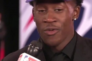 偶像勒布朗！76人探花埃奇库姆：我从小靠发电机生活 妈妈很难